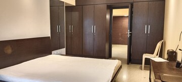 Room in 2 BHK Apartment at Utkarsh CHS Prabhadevi, Prabhadevi – for Rent