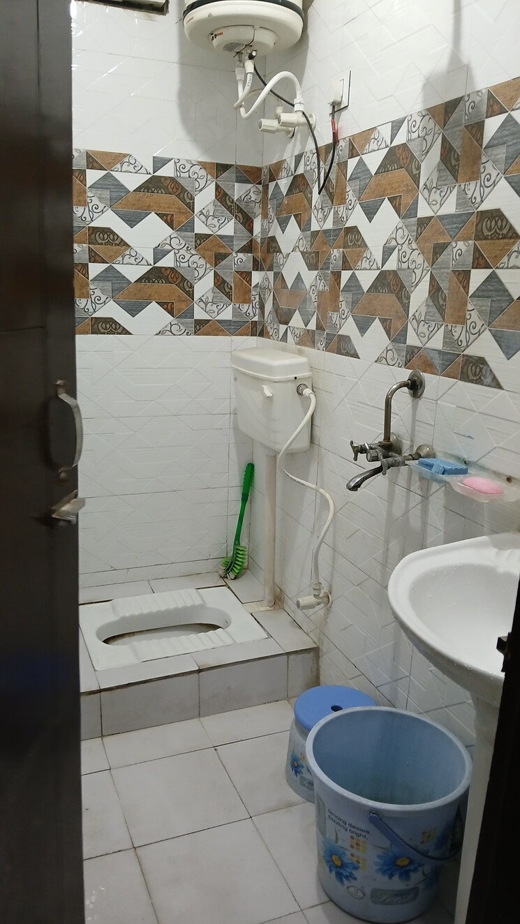 Bathroom, abul fazal enclave part 1 3 Bedroom 900 Sq.Ft. Apartment In Abul Fazal Enclave Part 1 Delhi 8134463
