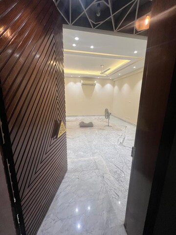 Bathroom in 4 BHK Builder Floor at Dlf Cyber City, Sector 24 – for Rent
