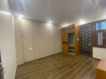 Room in 3 BHK Builder Floor at Dwarka Mor – for Rent