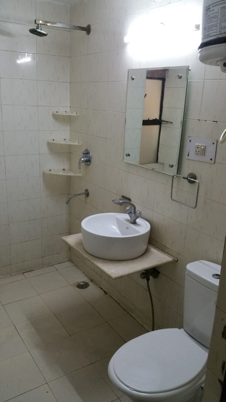 Bathroom, vasant kunj 3 Bedroom 1700 Sq.Ft. Apartment In Vasant Kunj Delhi 8134738