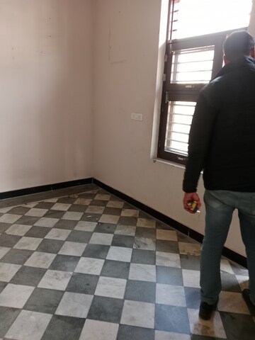 Room in 1.5 BHK Builder Floor at Sector 13 – for Rent