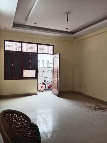 Living Room in 2.5 BHK Apartment at Gomti Nagar – for Rent