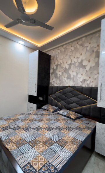 Room in 3 BHK Builder Floor at Dwarka Mor – for Rent