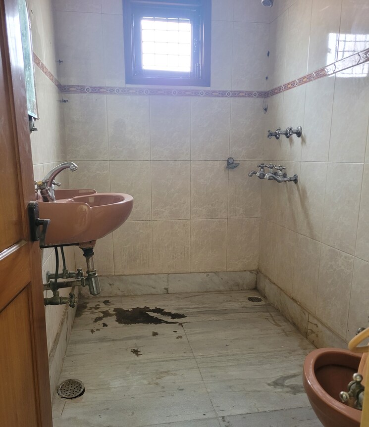 Bathroom, janakpuri 3 Bedroom 1050 Sq.Ft. Builder Floor In Janakpuri Delhi 8134873