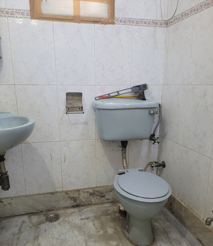 Bathroom, janakpuri 3 Bedroom 1050 Sq.Ft. Builder Floor In Janakpuri Delhi 8134873