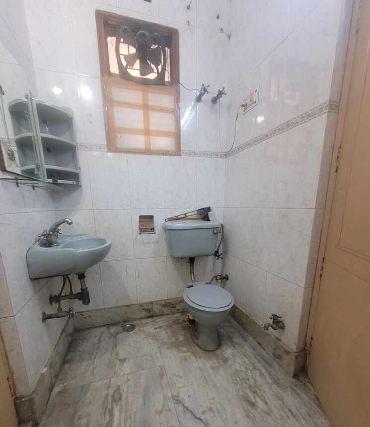 Bathroom, janakpuri 3 Bedroom 1050 Sq.Ft. Builder Floor In Janakpuri Delhi 8134873