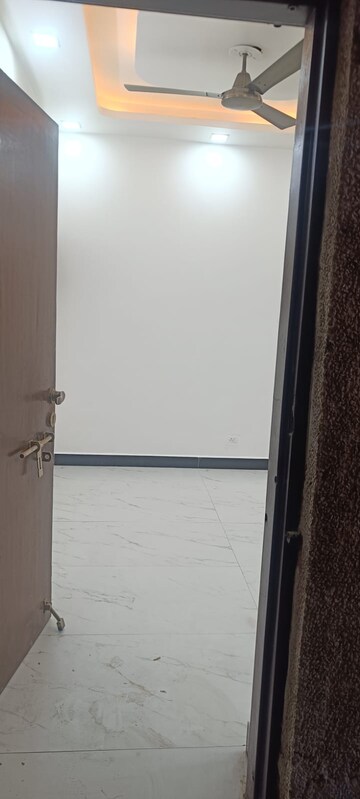 Room in 3 BHK Apartment at Vasant Kunj – for Sale
