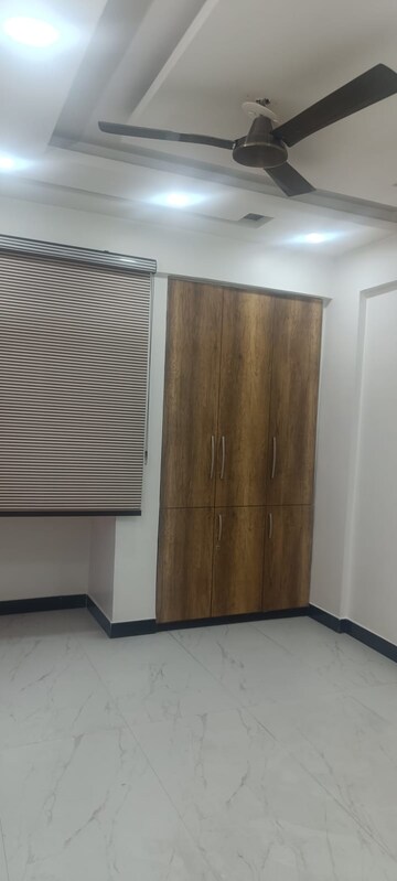 Room in 3 BHK Apartment at Vasant Kunj – for Sale