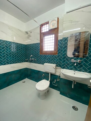 Master Bedroom in 3 BHK Independent House at Ansal Plaza Sector-23, Sector 23 – for Rent