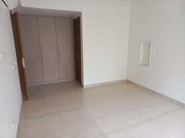Room in 3 BHK Builder Floor at Sarvapriya Vihar – for Rent