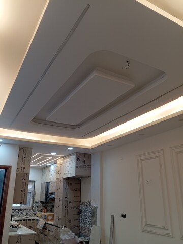 Furnished Amenities in 2.5 BHK Builder Floor at Krishna Nagar – for Rent