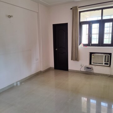 Room in 4 BHK Apartment at Sector 52 – for Rent