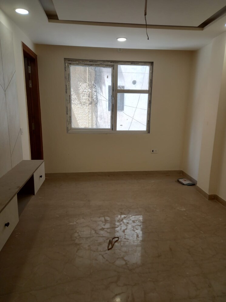 Room, paschim vihar 2.5 Bedroom 84 Sq.Yd. Builder Floor In Paschim Vihar Delhi 8135088