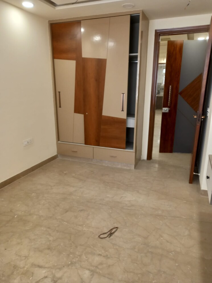 Room, paschim vihar 2.5 Bedroom 84 Sq.Yd. Builder Floor In Paschim Vihar Delhi 8135088