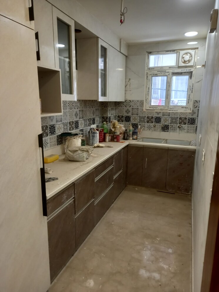 Kitchen, paschim vihar 2.5 Bedroom 84 Sq.Yd. Builder Floor In Paschim Vihar Delhi 8135088