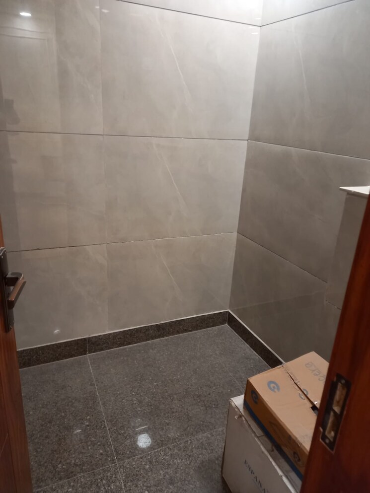 Bathroom, paschim vihar 2.5 Bedroom 84 Sq.Yd. Builder Floor In Paschim Vihar Delhi 8135088