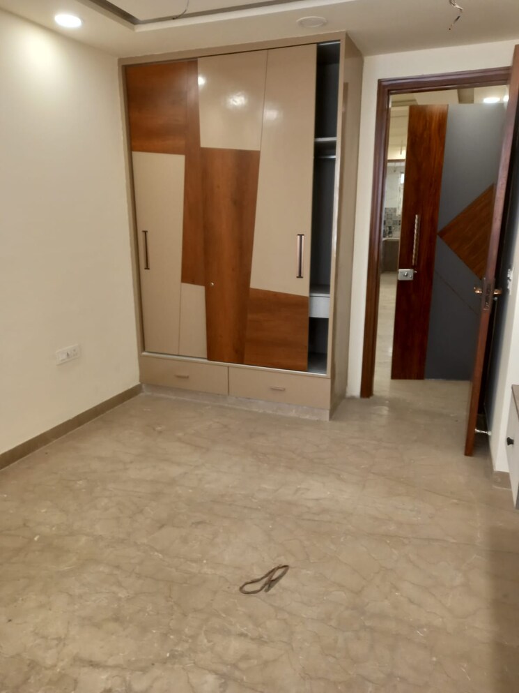 Room, paschim vihar 2.5 Bedroom 84 Sq.Yd. Builder Floor In Paschim Vihar Delhi 8135088