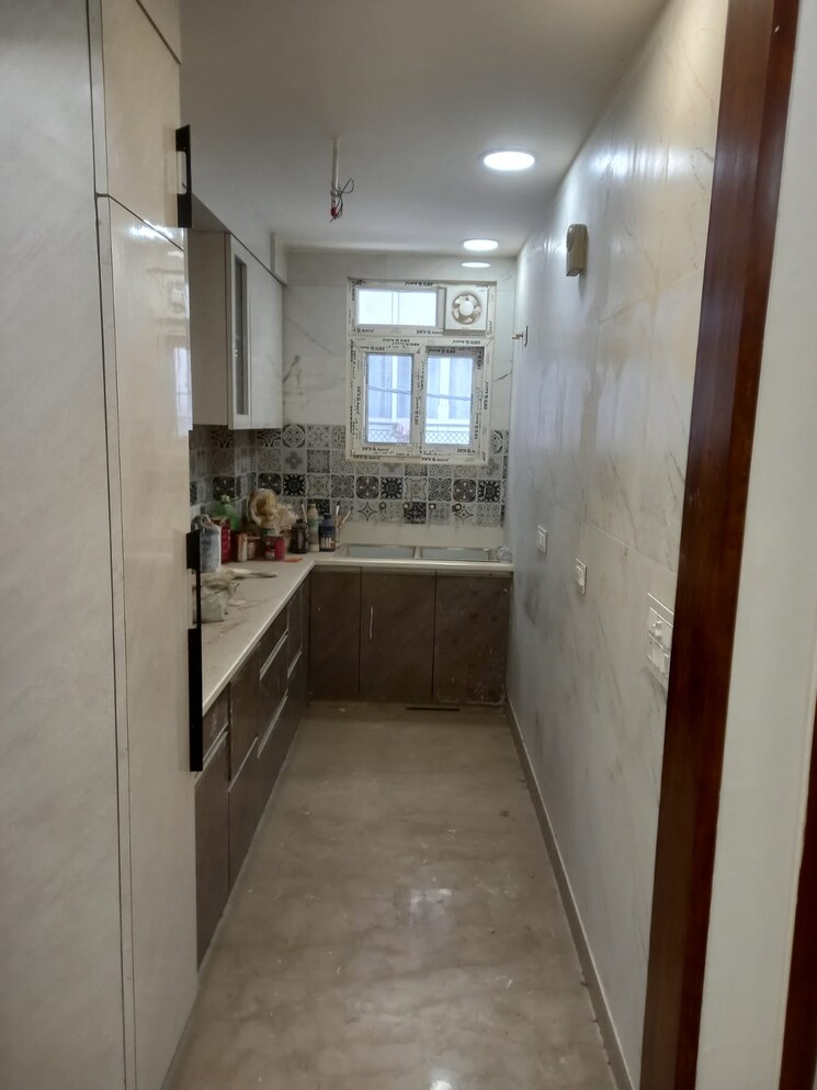 Kitchen, paschim vihar 2.5 Bedroom 84 Sq.Yd. Builder Floor In Paschim Vihar Delhi 8135088