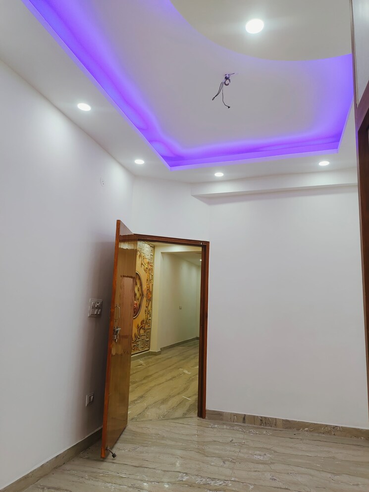 Room, paschim vihar 2.5 Bedroom 84 Sq.Yd. Builder Floor In Paschim Vihar Delhi 8135090