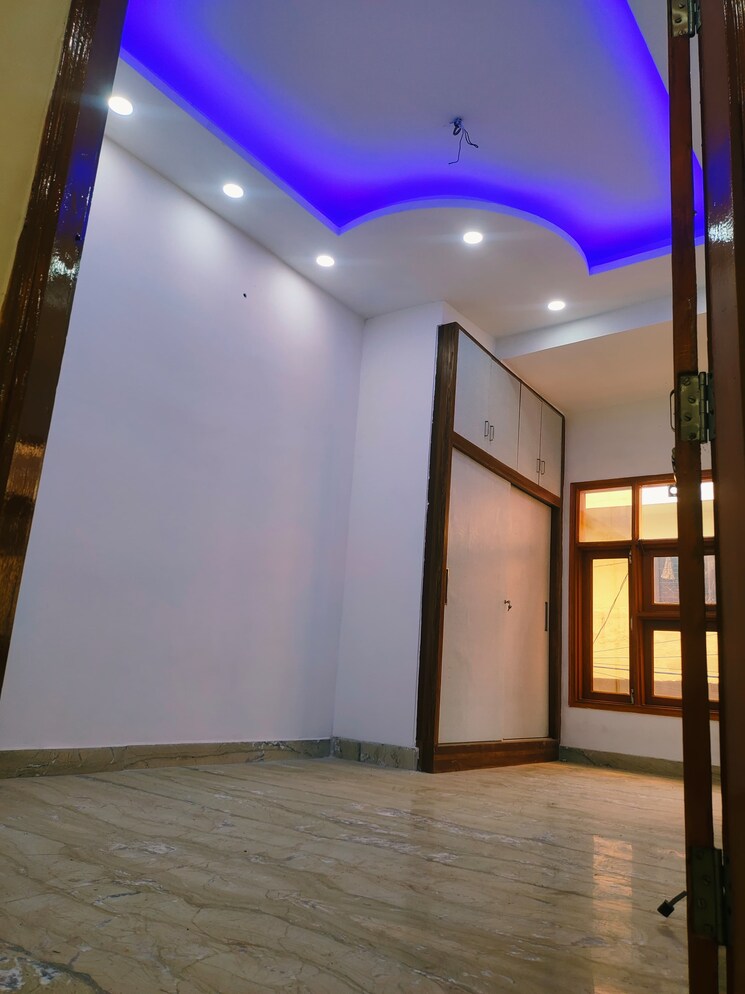 Room, paschim vihar 2.5 Bedroom 84 Sq.Yd. Builder Floor In Paschim Vihar Delhi 8135090