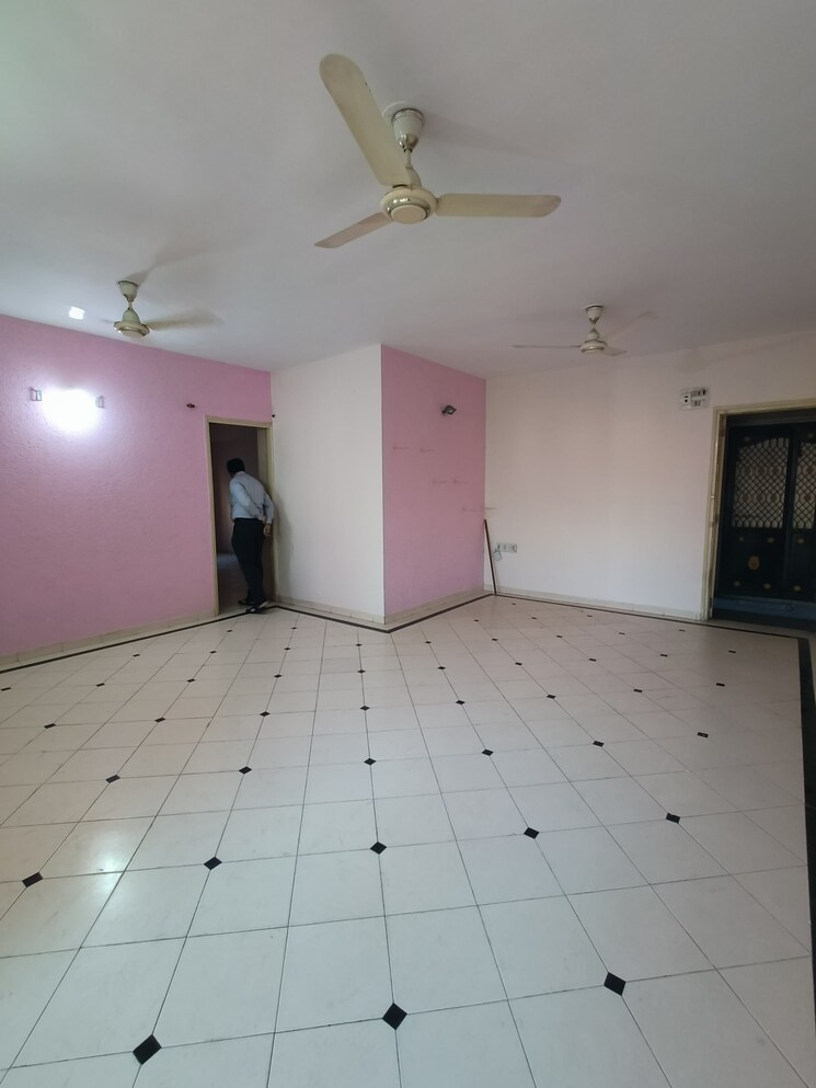 Room, satellite 3 Bedroom 155 Sq.Yd. Apartment In Satellite Ahmedabad 8135217