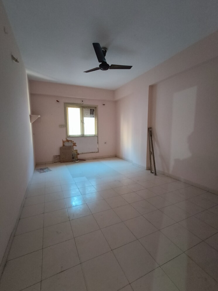 Room, satellite 3 Bedroom 155 Sq.Yd. Apartment In Satellite Ahmedabad 8135217