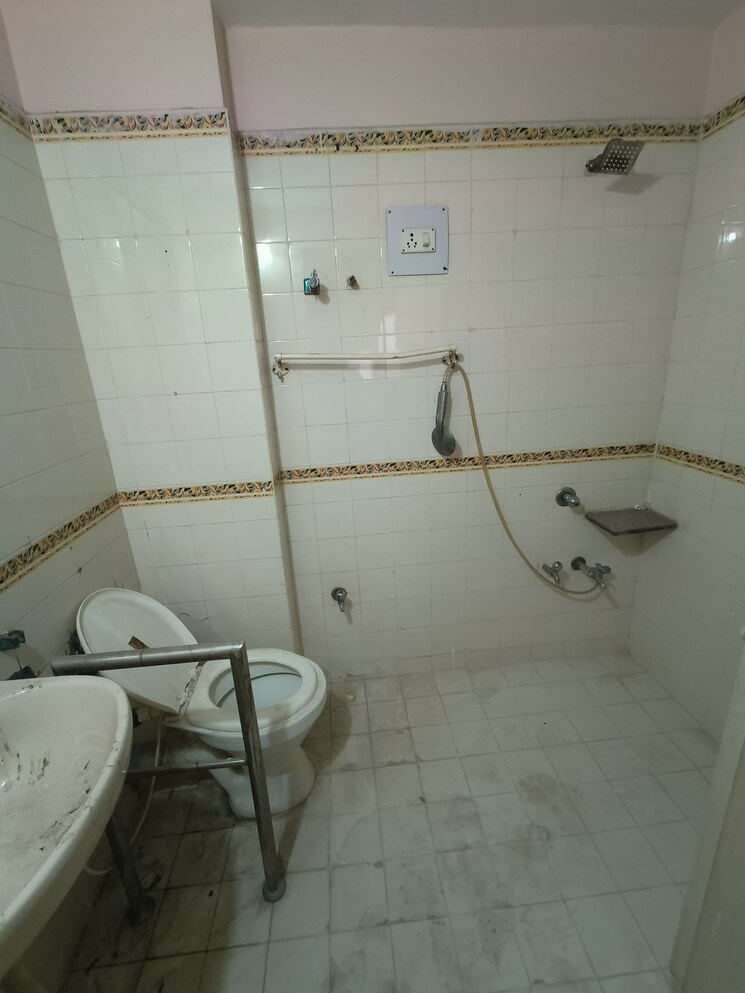 Bathroom, satellite 3 Bedroom 155 Sq.Yd. Apartment In Satellite Ahmedabad 8135217