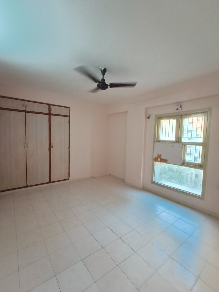 Room, satellite 3 Bedroom 155 Sq.Yd. Apartment In Satellite Ahmedabad 8135217