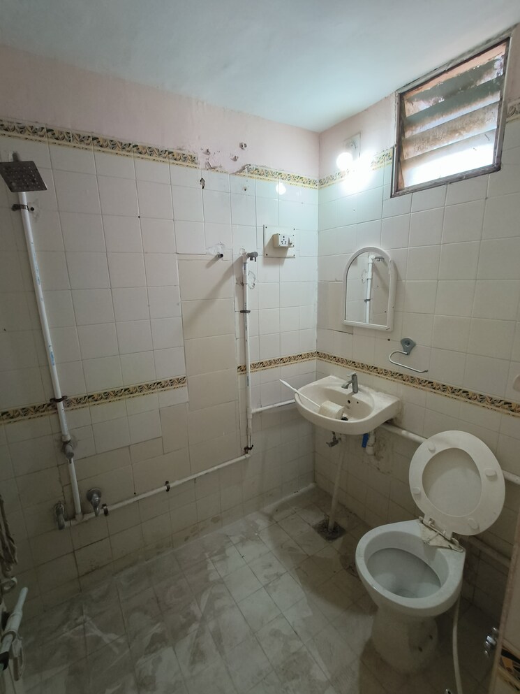 Bathroom, satellite 3 Bedroom 155 Sq.Yd. Apartment In Satellite Ahmedabad 8135217