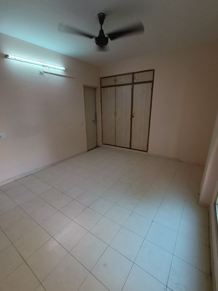 Room, satellite 3 Bedroom 155 Sq.Yd. Apartment In Satellite Ahmedabad 8135217