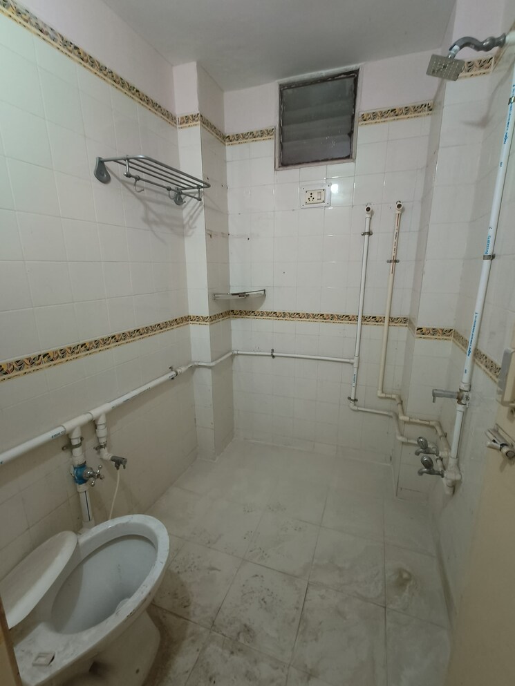 Bathroom, satellite 3 Bedroom 155 Sq.Yd. Apartment In Satellite Ahmedabad 8135217