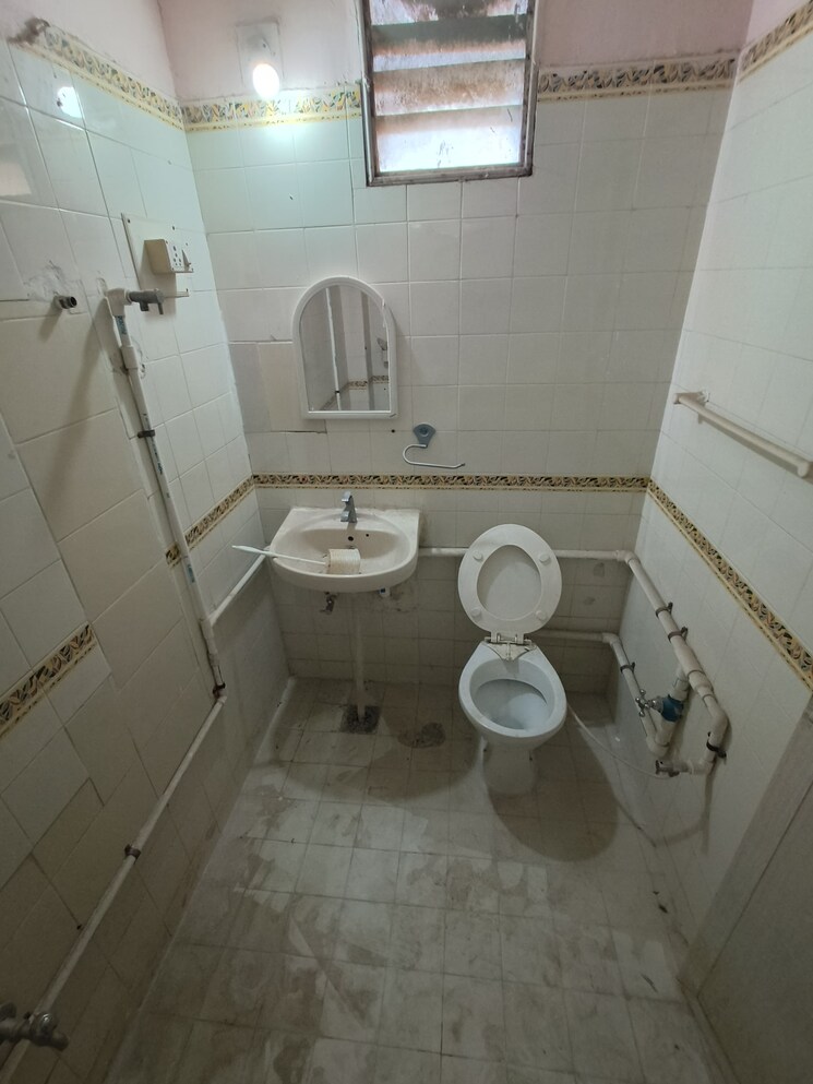 Bathroom, satellite 3 Bedroom 155 Sq.Yd. Apartment In Satellite Ahmedabad 8135217