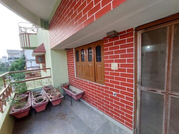 Parking in 6+ BHK Independent House at Gola Road – for Sale