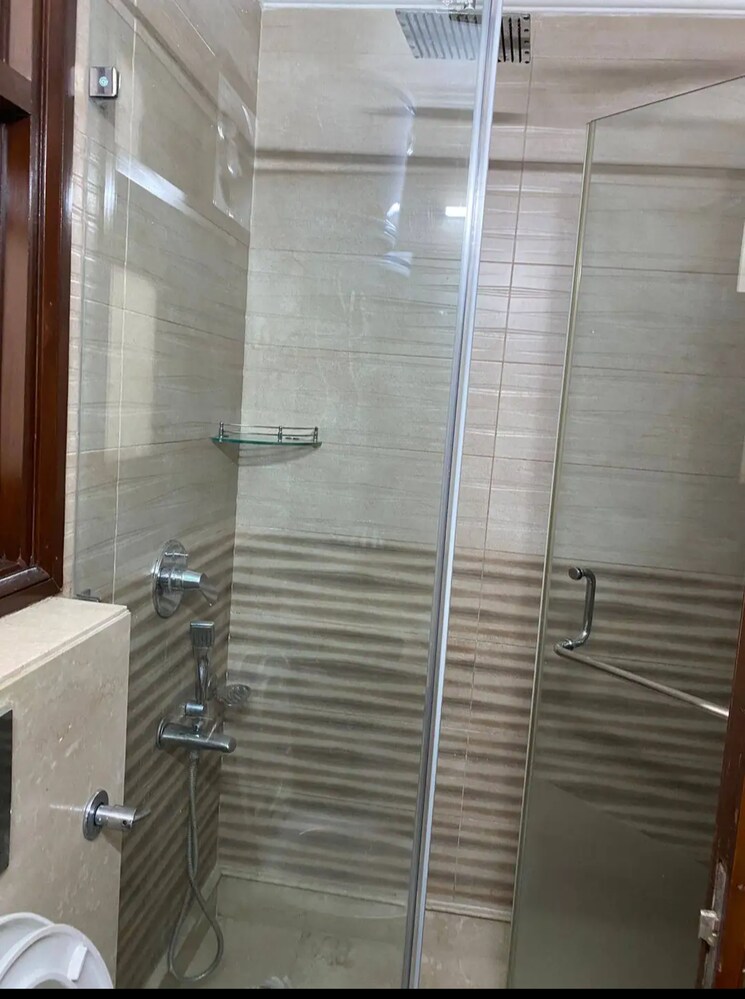 Bathroom, shivalik colony 3 Bedroom 190 Sq.Yd. Builder Floor In Shivalik Colony Delhi 8135275