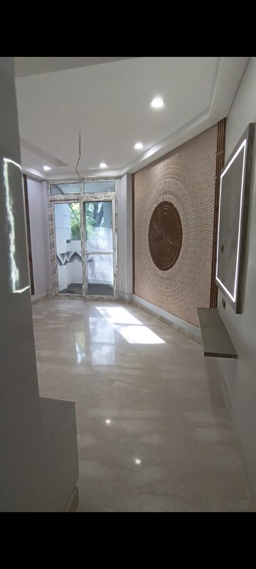 Building Lobby in 3 BHK Builder Floor at Mansarover Garden – for Sale