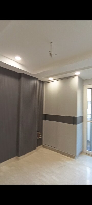 Building Lobby in 3 BHK Builder Floor at Mansarover Garden – for Sale