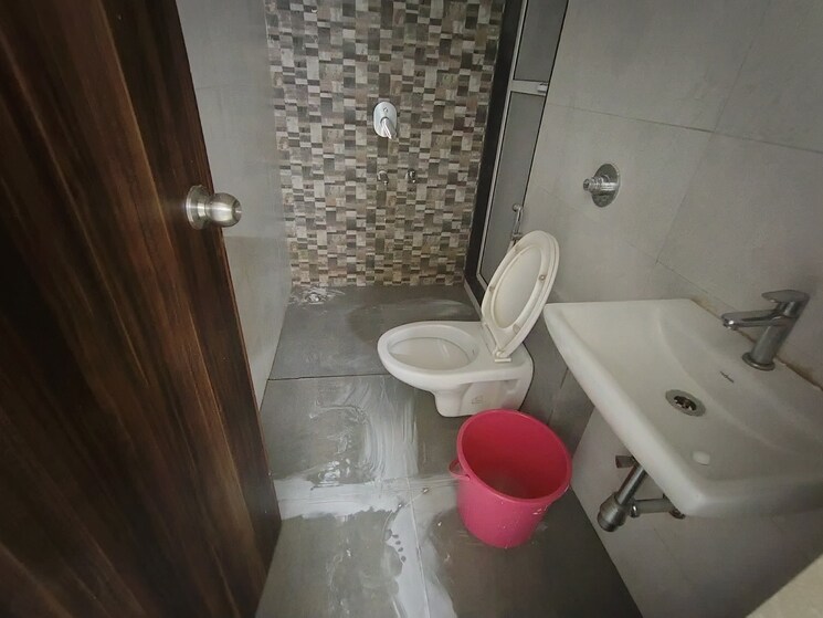 Bathroom, mukta-residency-phase-2 2 Bedroom 640 Sq.Ft. Apartment In Daighar Gaon Thane 8135402