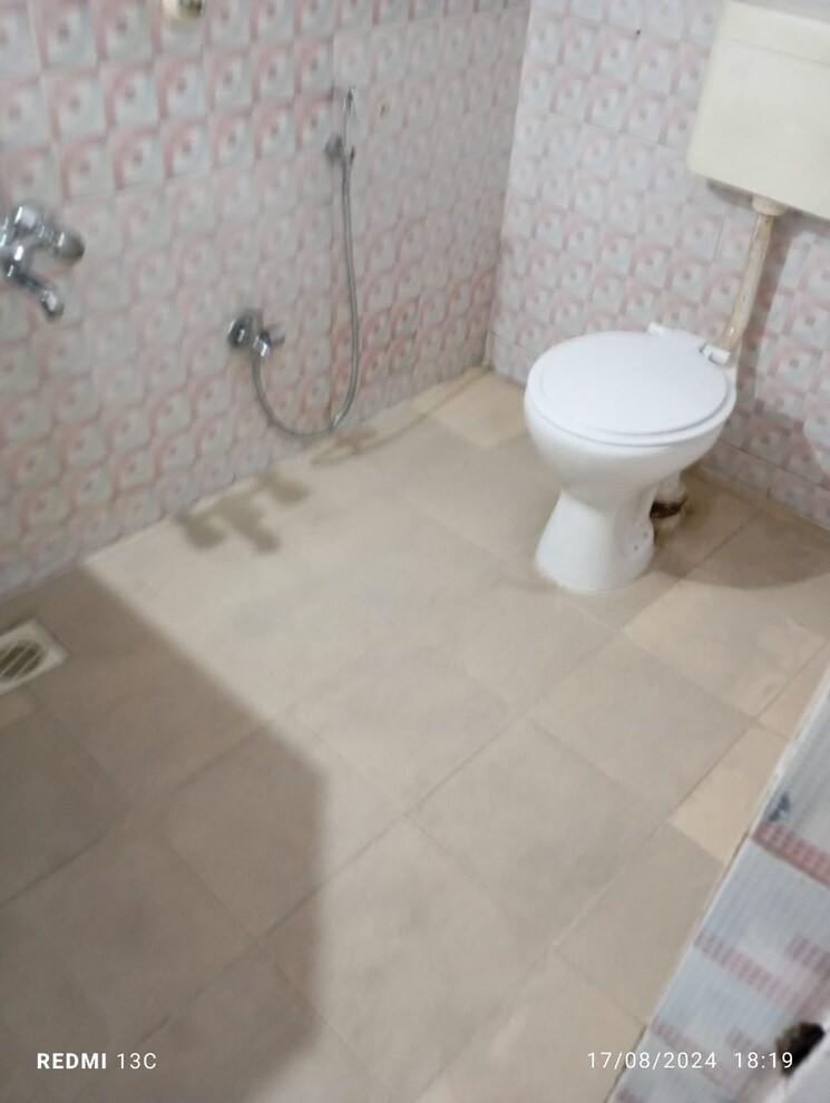 Bathroom, oxford-comforts 2 Bedroom 850 Sq.Ft. Apartment In Wanwadi Pune 8135461