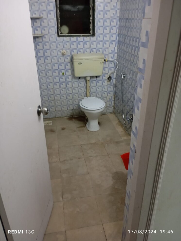 Bathroom, oxford-comforts 2 Bedroom 850 Sq.Ft. Apartment In Wanwadi Pune 8135461