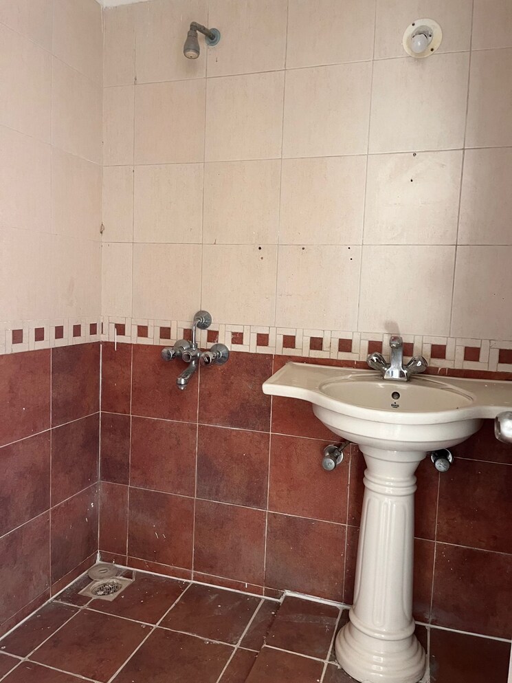 Bathroom, sharada-oxford-classic 2.5 Bedroom 1300 Sq.Ft. Apartment In Wanowrie Pune 8135511