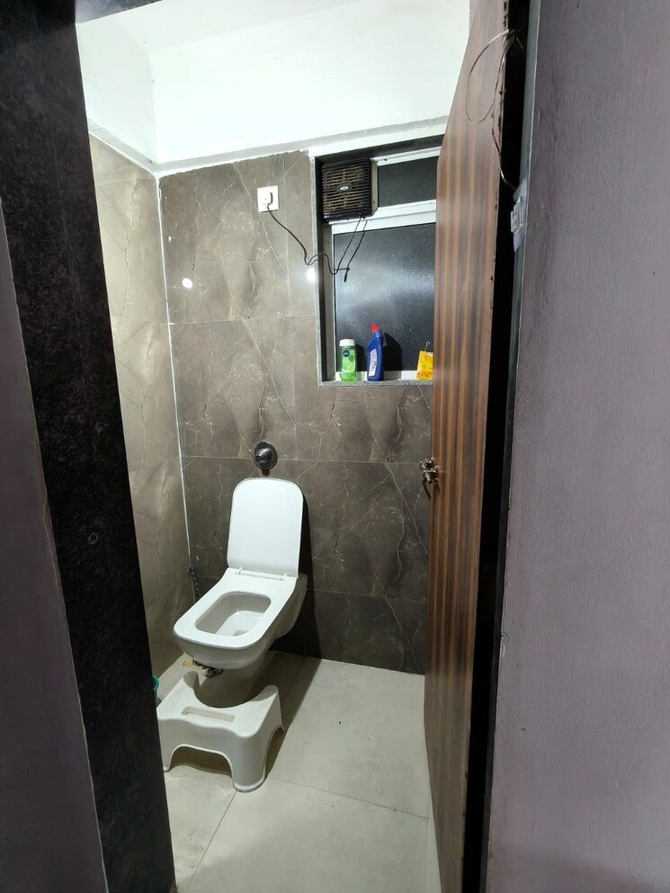 Bathroom, malad west Pg For Girls In Malad West 8135549