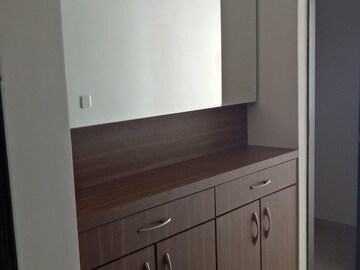 Room in 3 BHK Apartment at Oberoi Realty Esquire, Goregaon East – for Rent