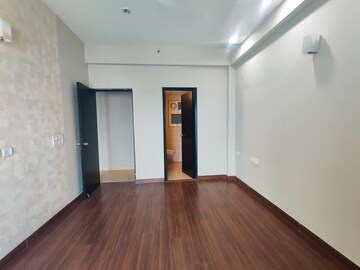 Room in 2.5 BHK Apartment at Mahagun Moderne, Sector 78 – for Rent