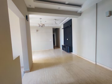 Room in 2.5 BHK Apartment at Mahagun Moderne, Sector 78 – for Rent
