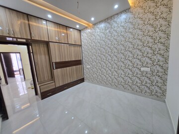 Room in 3 BHK Apartment at Sector 20 – for Sale