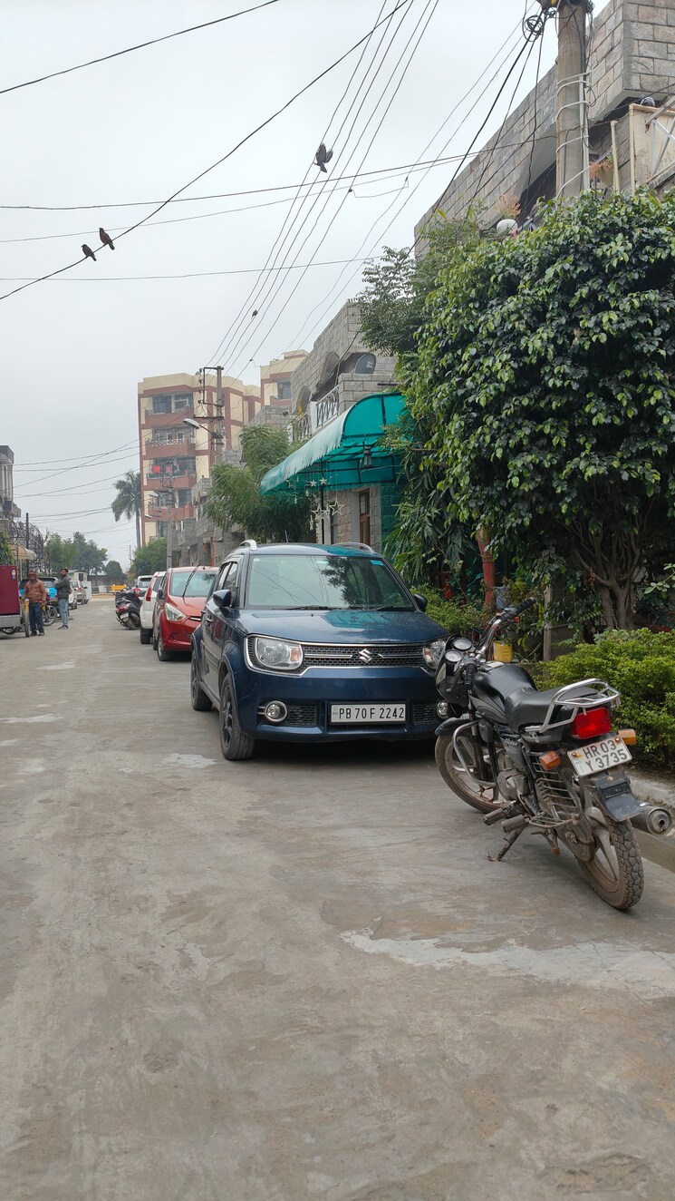  Parking, ambala highway 3 Bedroom 100 Sq.Yd. Villa In Ambala Highway Zirakpur 8135852