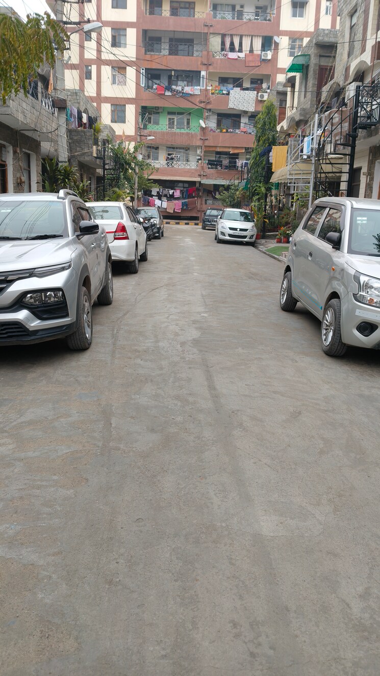  Parking, ambala highway 3 Bedroom 100 Sq.Yd. Villa In Ambala Highway Zirakpur 8135852