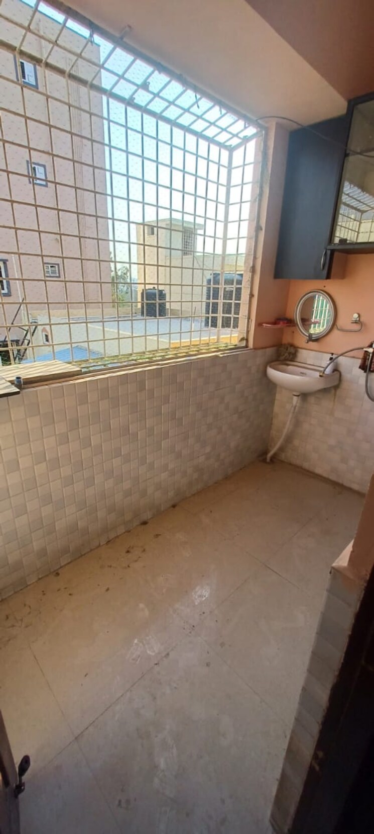 Bathroom, golden-hue 3 Bedroom 1725 Sq.Ft. Apartment In Kondapur Hyderabad 8136178