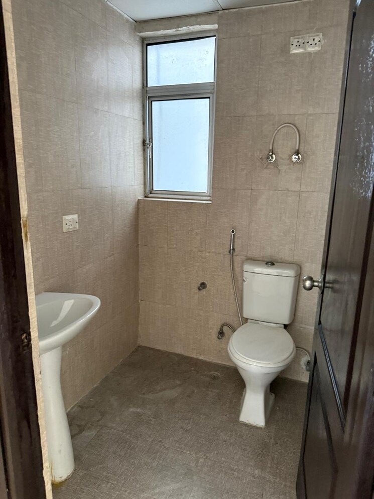Bathroom, aditya-urban-homes 1 Bedroom 585 Sq.Ft. Apartment In Shahpur Bamheta Ghaziabad 8136354